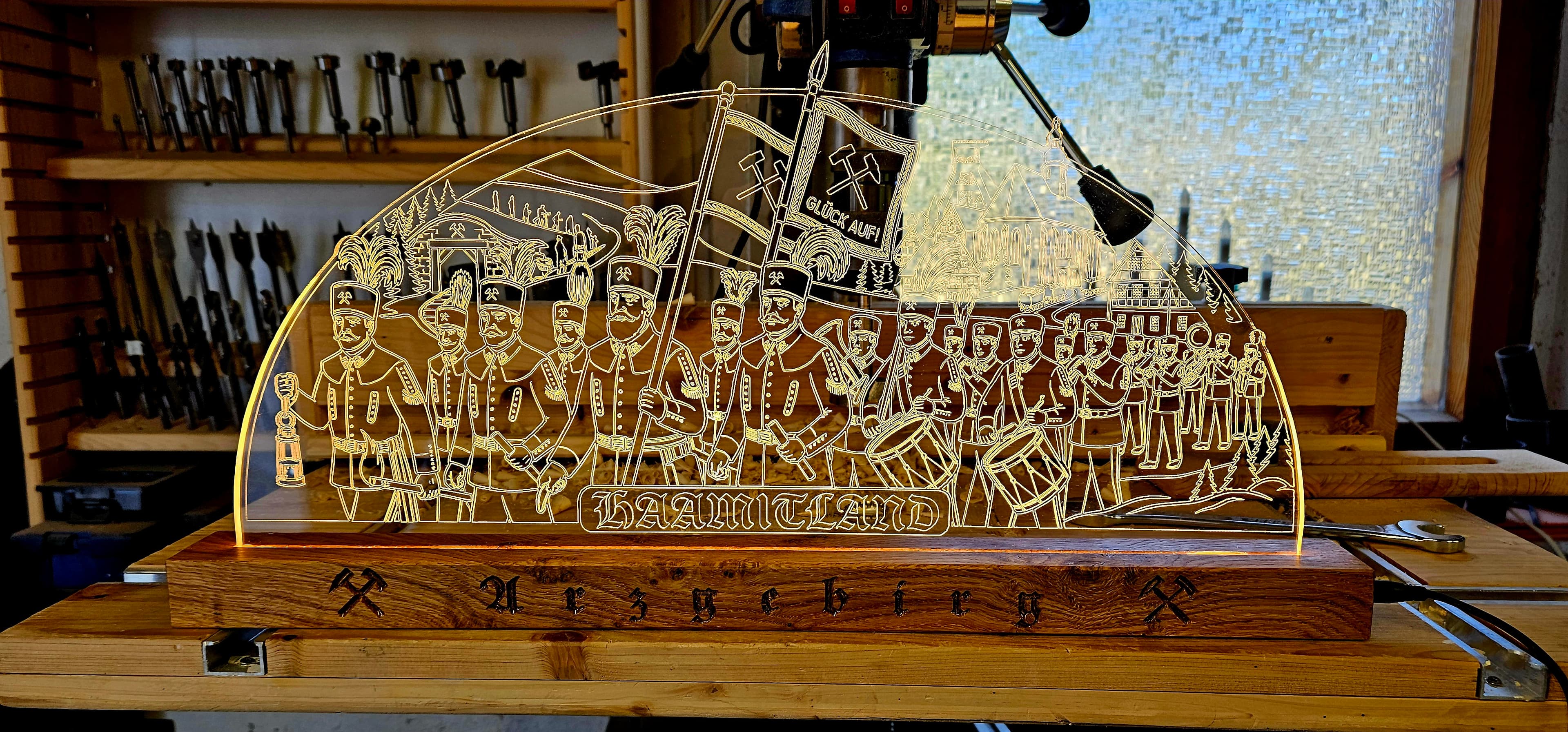 Acrylglas-Schwibbogen Haamitland Arzgebirg mit Bergparade auf der Werkbank